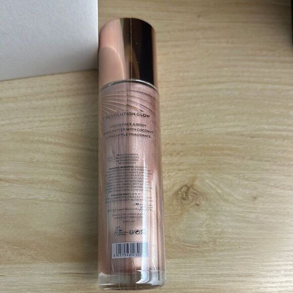 2- Revolution Molten Body Glow - Rose Gold - Picture 3 of 5